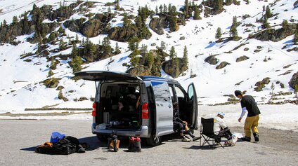 Snowboarder Yanneck Konda und sein Team vor dem CROSSCAMP LITE