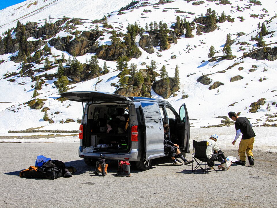 Snowboarder Yanneck Konda und sein Team vor dem CROSSCAMP LITE