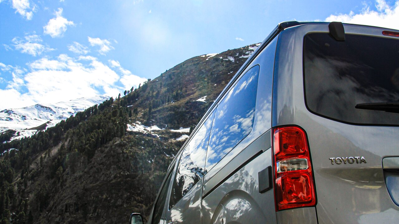 CROSSCAMP LITE Modell bei strahlendem Sonnenschein im winterlichen Österreich