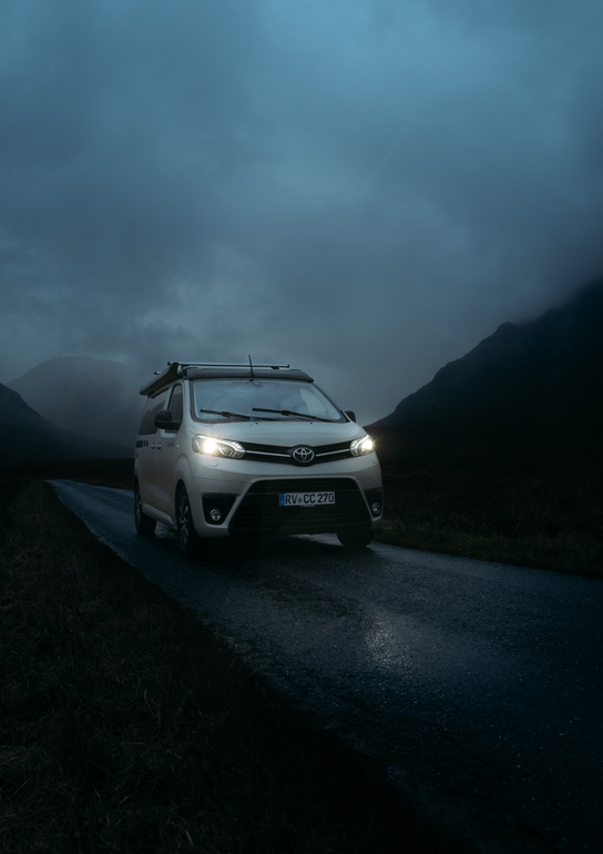 Der praktische Camper Van von CROSSCAMP auf dem Weg durch Schottland