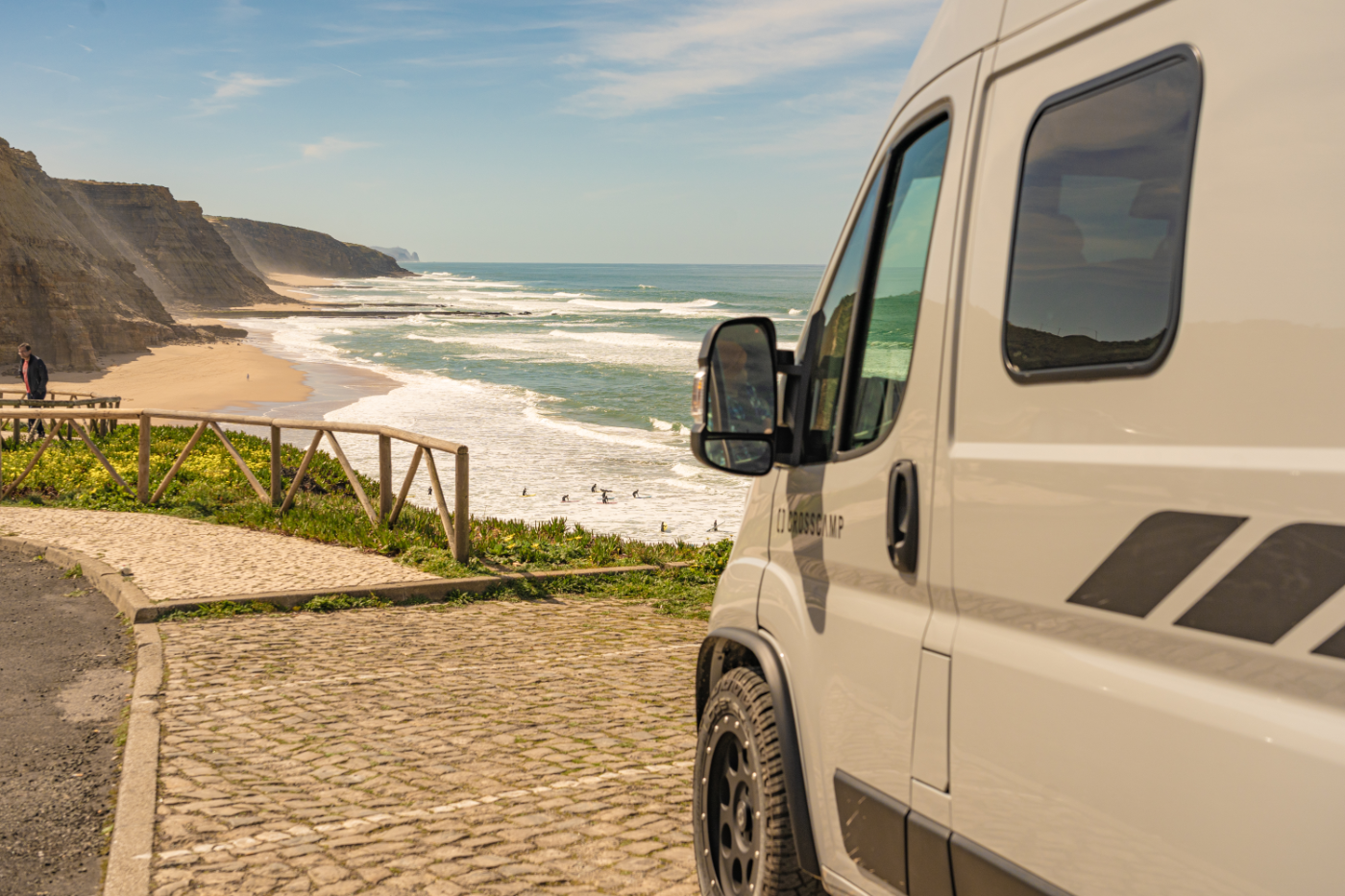 CROSSCAMP Camper Van am Strand in Portugal 
