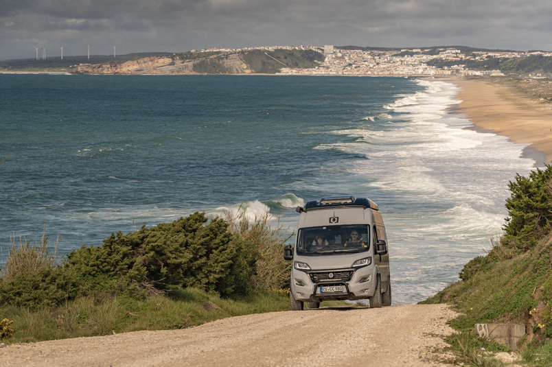 CROSSCAMP FLEX 541 fährt an Strand entlang in Portugal
