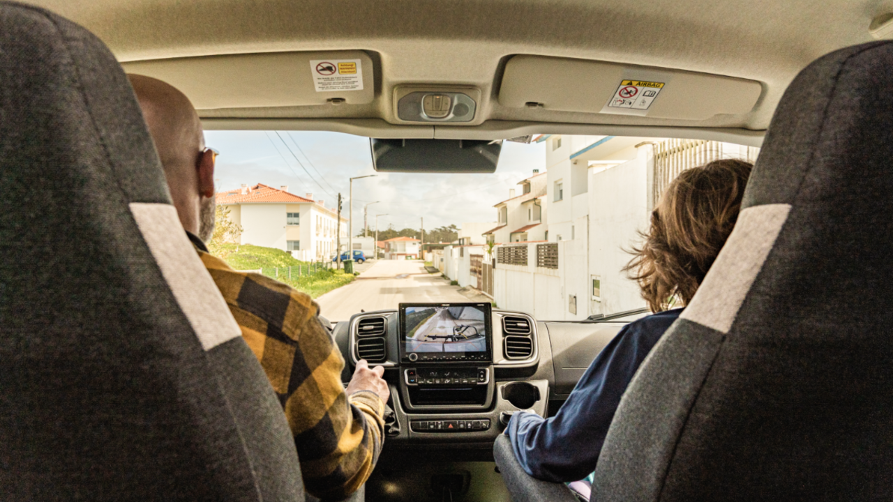 Vater und Sohn fahren mit CROSSCAMP Camper Van durch Portugal