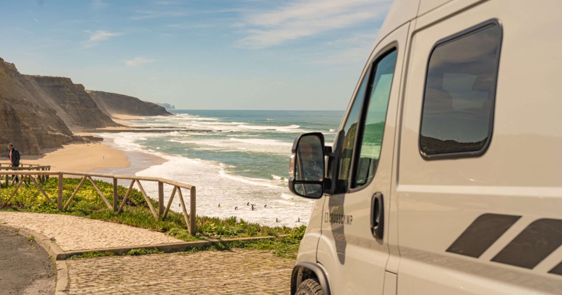 CROSSCAMP Camper Van am Strand in Portugal 