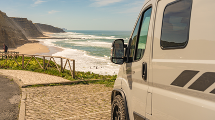 CROSSCAMP Camper Van am Strand in Portugal 