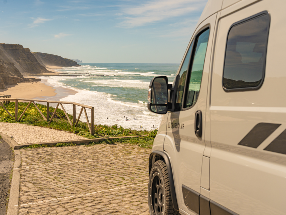 CROSSCAMP Camper Van am Strand in Portugal 