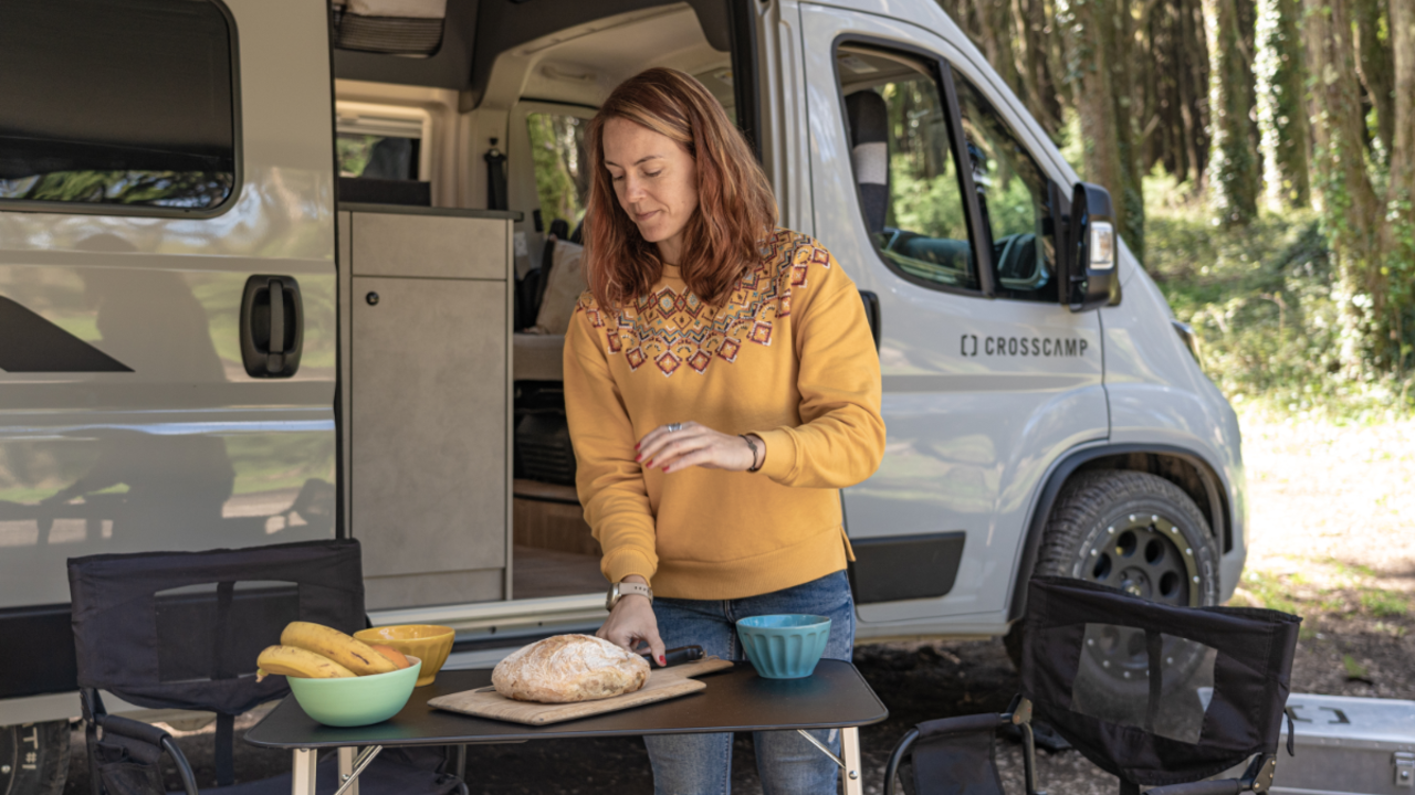 Frau bereitet Essen zu vor CROSSCAMP FLEX541 in Portugal