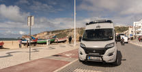 CROSSCAMP Camper Van am Strand in Portugal 