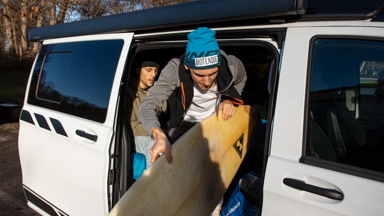 Skibergsteiger Finn Hösch beim Surfen am Eisbach, unterwegs mit dem CROSSCAMP Base X