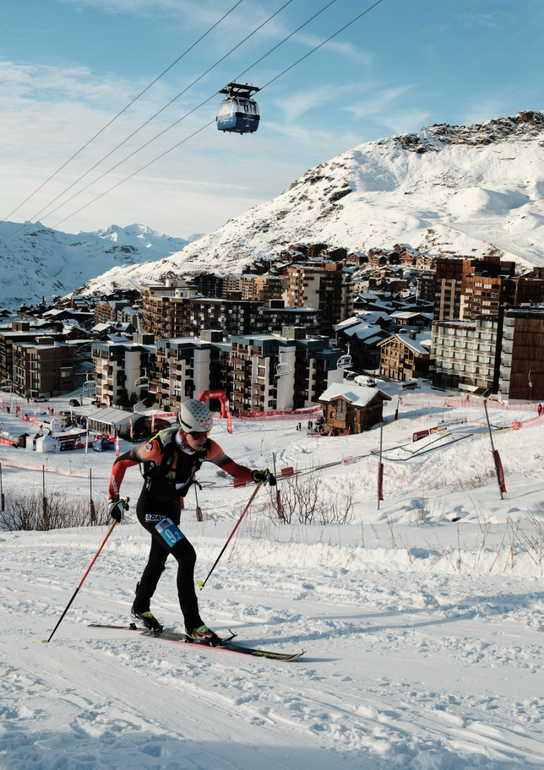 Skibergsteiger Finn Hösch beim Aufstieg