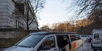 Finn Hösch beim Surfen am Münchner Eisbach mit CROSSCAMP Base X