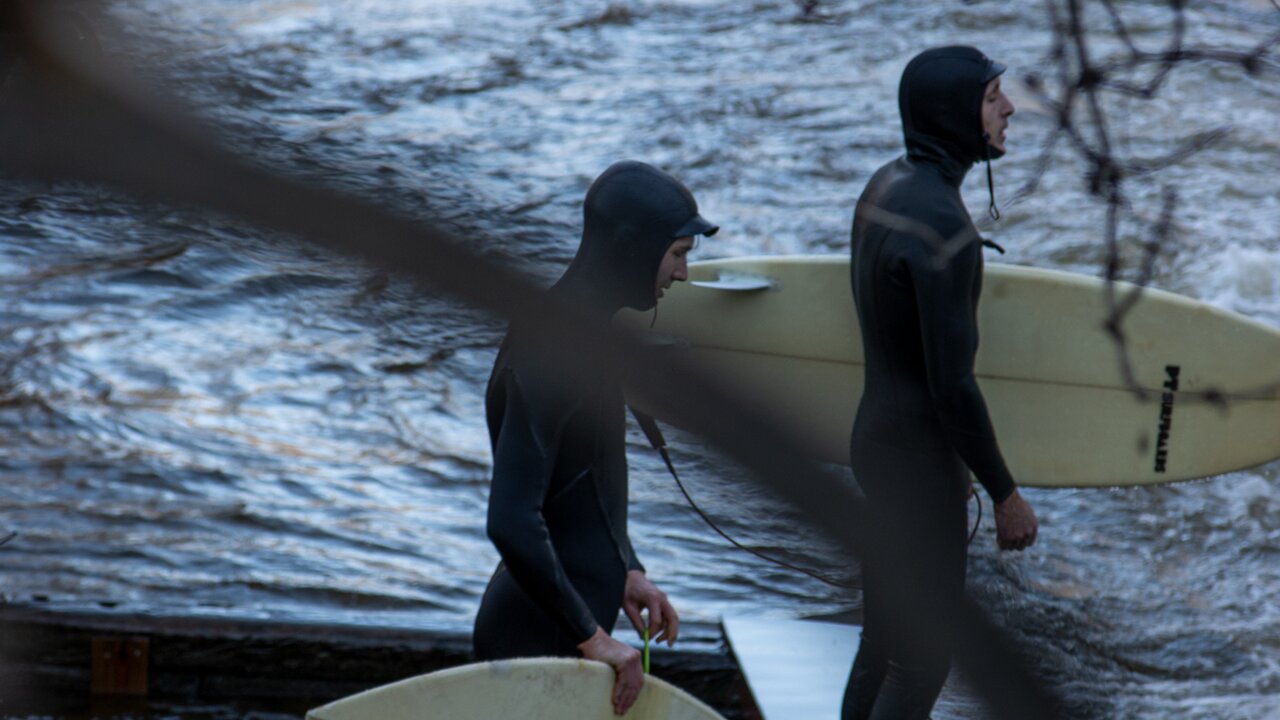 Skibergsteiger Finn Hösch beim Surfen am Eisbach, unterwegs mit dem CROSSCAMP Base X