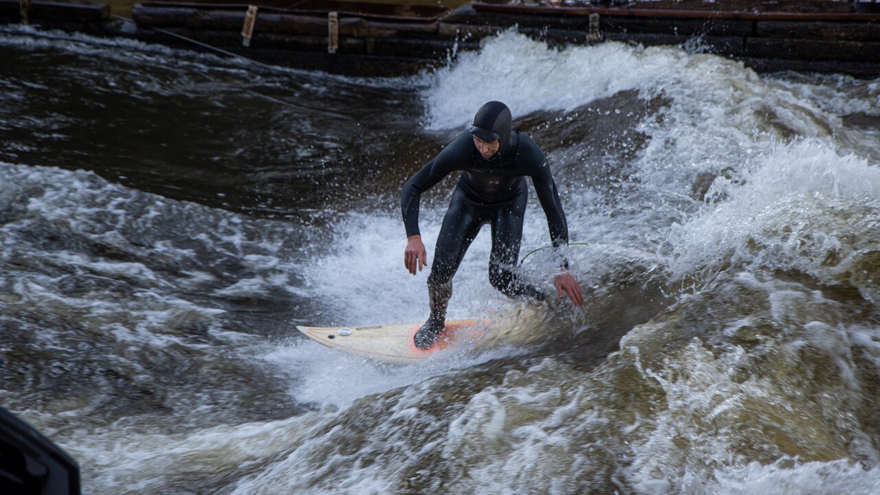 Skibergsteiger Finn Hösch beim Surfen am Eisbach, unterwegs mit dem CROSSCAMP Base X