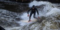 Skibergsteiger Finn Hösch beim Surfen am Eisbach, unterwegs mit dem CROSSCAMP Base X