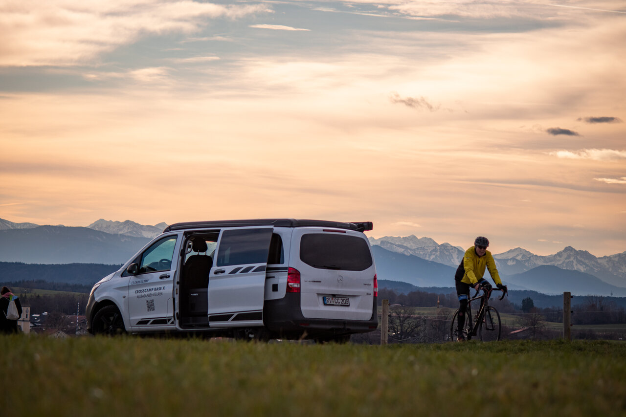 Finn Hösch auf Trainingsreise mit dem CROSSCAMP Base X durch das Zillertal