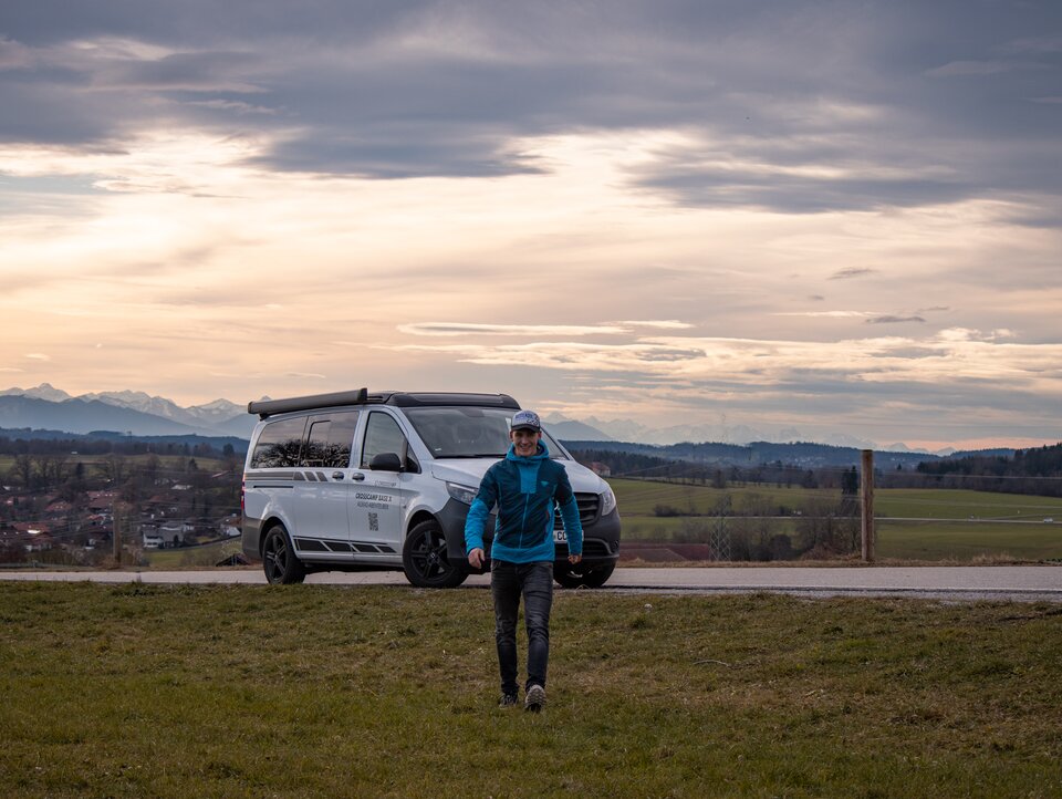 Skibergsteiger Finn Hösch auf Trainingsreise mit dem CROSSCAMP Base X durch das Zillertal