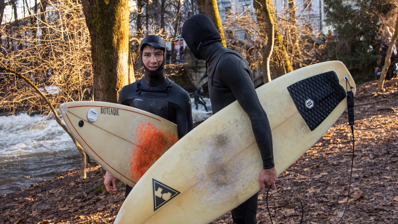 Finn Hösch beim Surfen auf Trainingsreise mit CROSSCAMP Base X