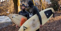 Finn Hösch beim Surfen auf Trainingsreise mit CROSSCAMP Base X