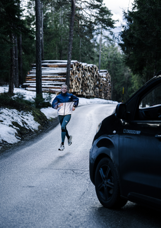 Trailrunnerin Ida-Sophie Hegemann unterwegs im winterlichen Südtirol