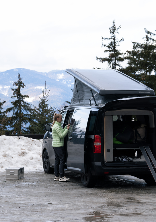 Trailrunnerin Ida-Sophie Hegemann beim Wintercamping mit dem CROSSCAMP