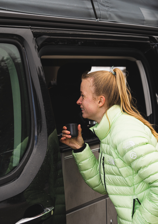 Trailrunnerin Ida-Sophie Hegemann macht Kaffee-Pause am CROSSCAMP