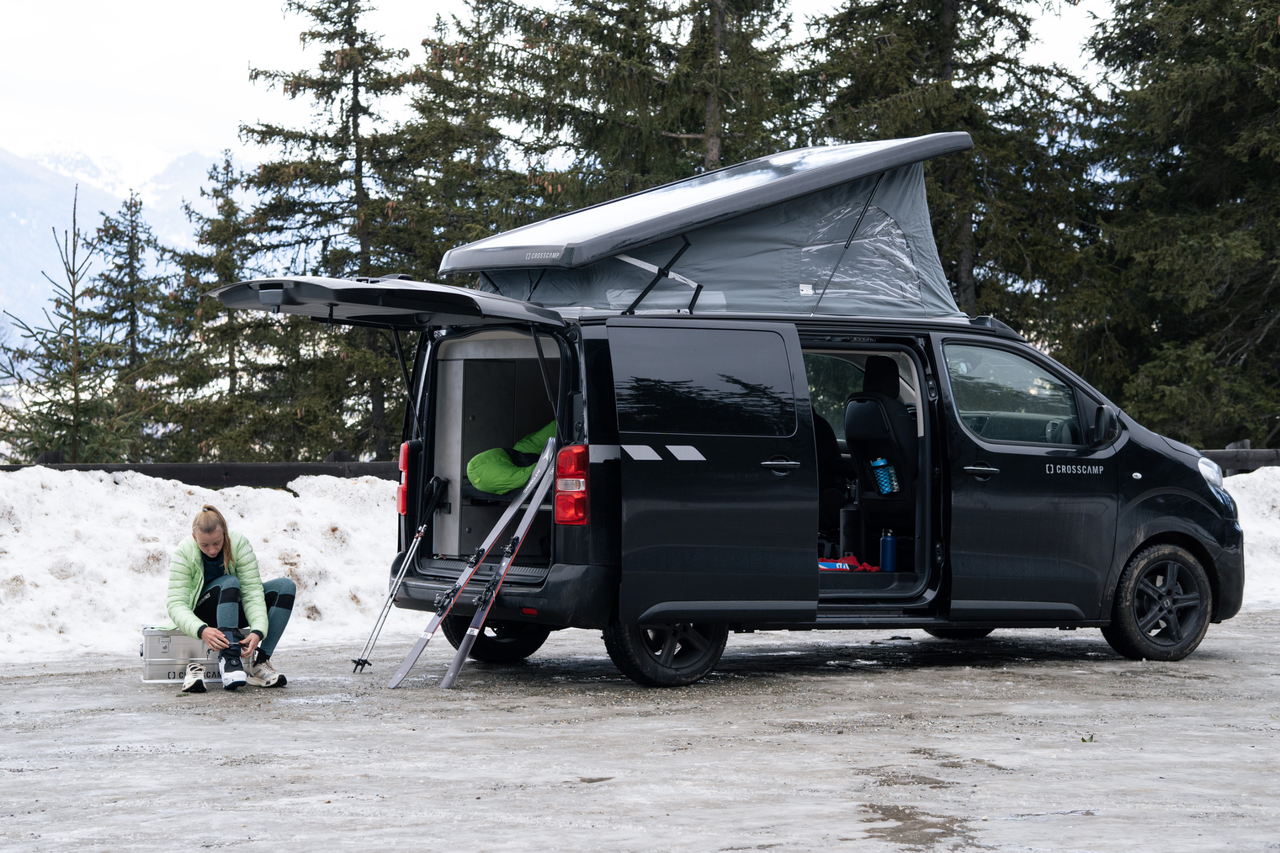 Trailrunnerin Ida-Sophie Hegemann beim Wintercamping in Südtirol mit dem CROSSCAMP