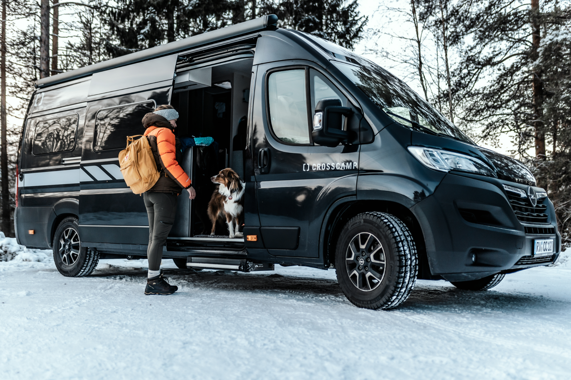 Carly Eck mit Hund vor CROSSCAMP 640 in Schweden
