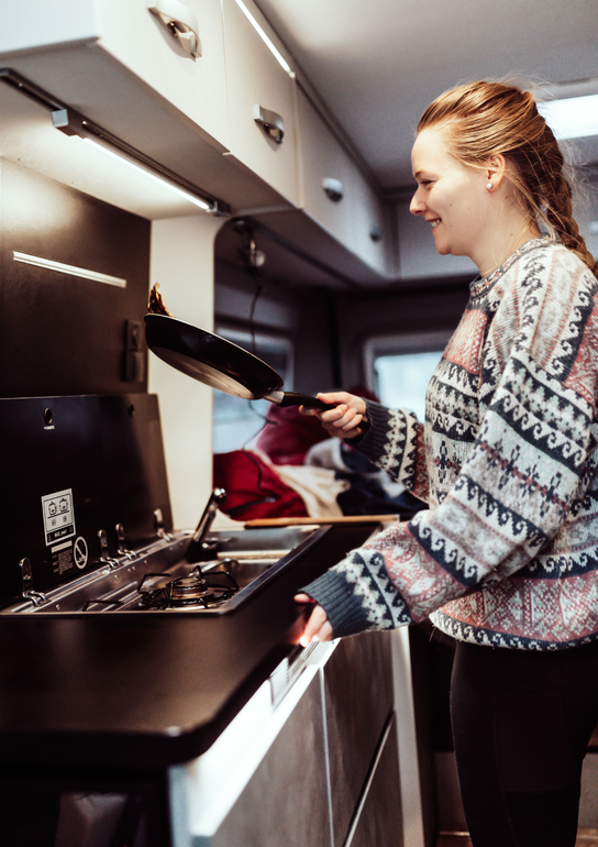 Carly Eck kocht in Küche des CROSSCAMP 640 während Schwedenreise