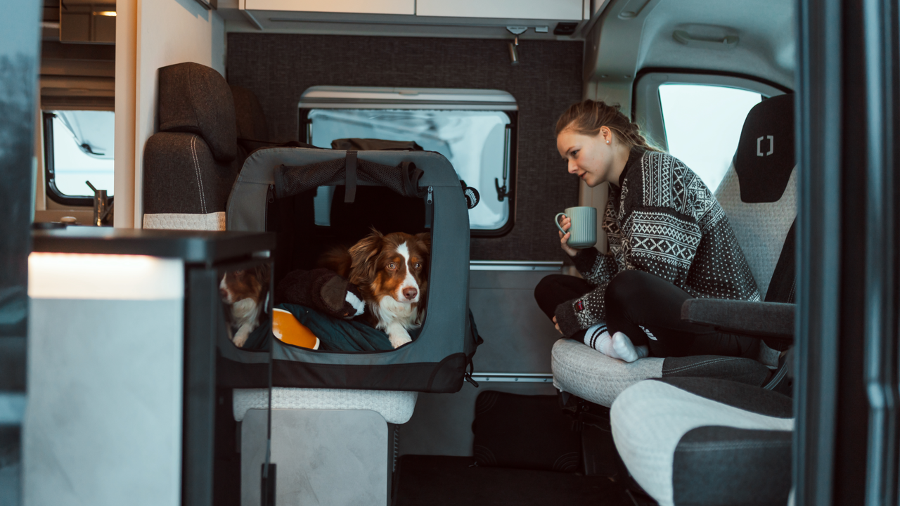 Carly Eck und Hund Marlu in der geräumigen Sitzecke des CROSSCAMP 640
