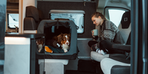Carly Eck und Hund Marlu in der geräumigen Sitzecke des CROSSCAMP 640
