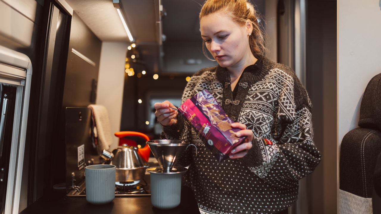 Carly Eck kocht Kaffee in der geräumigen Küche des CROSSCAMP 640 