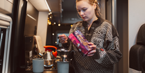 Carly Eck kocht Kaffee in der geräumigen Küche des CROSSCAMP 640 