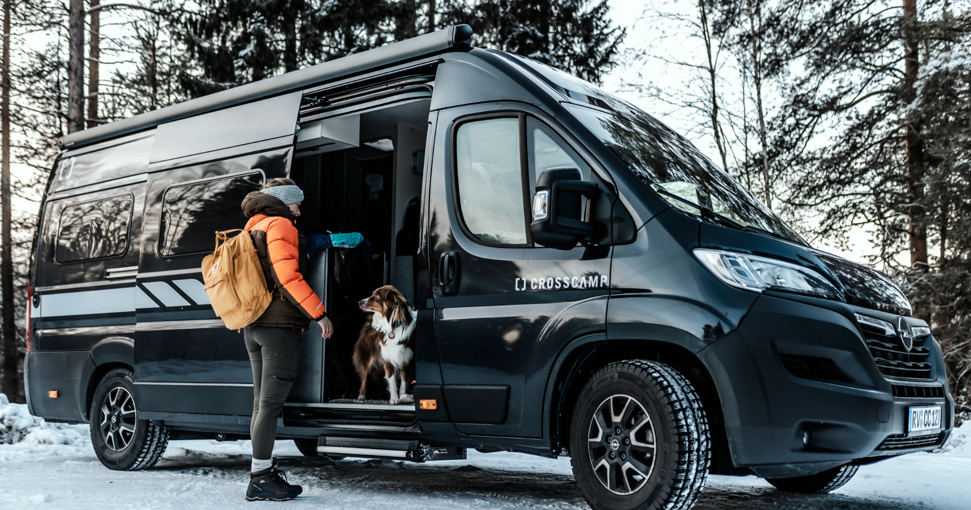 Carly Eck mit Hund vor CROSSCAMP 640 in Schweden