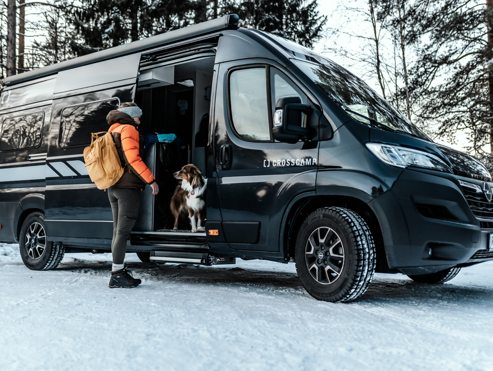 Carly Eck mit Hund vor CROSSCAMP 640 in Schweden