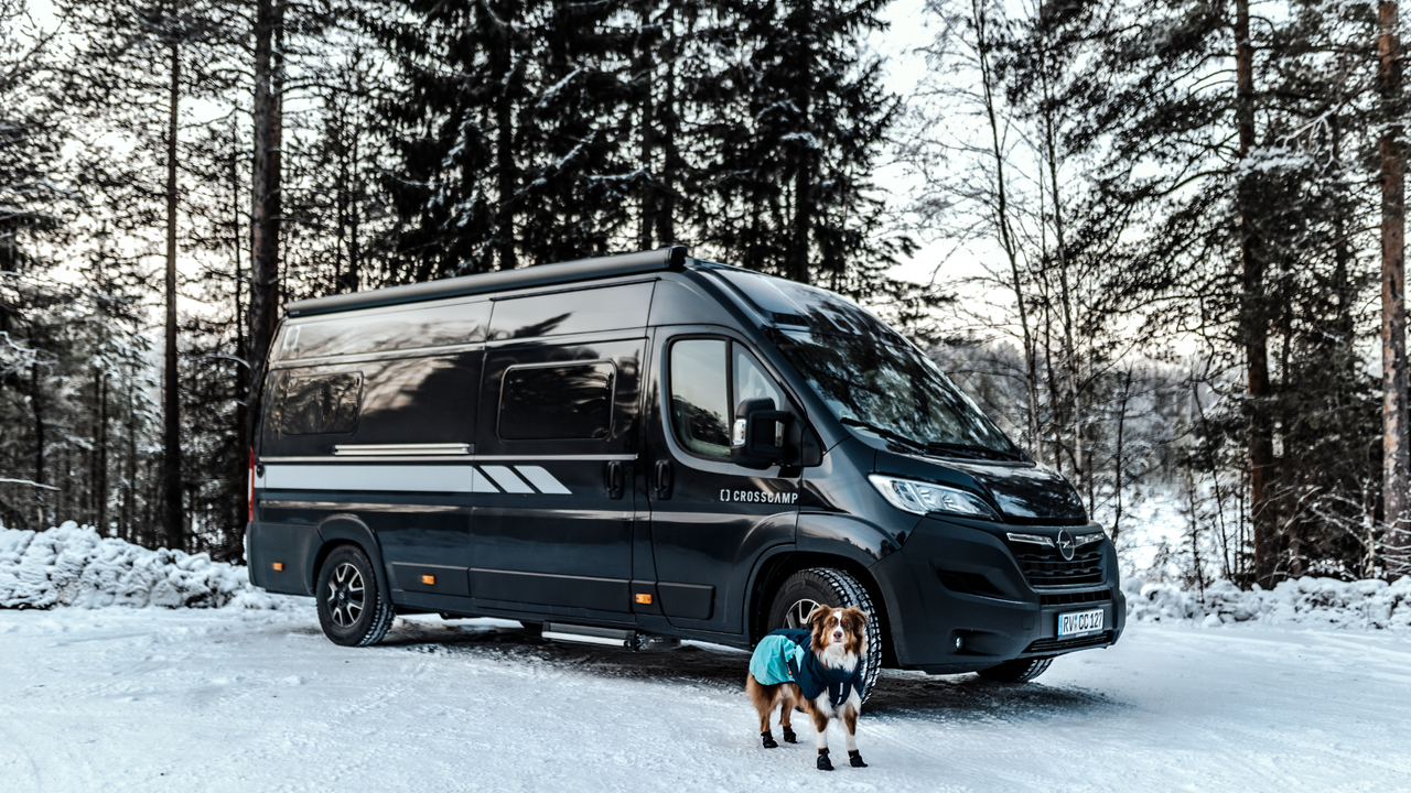 Mal vor dem verschneiten Camper Van in Lappland