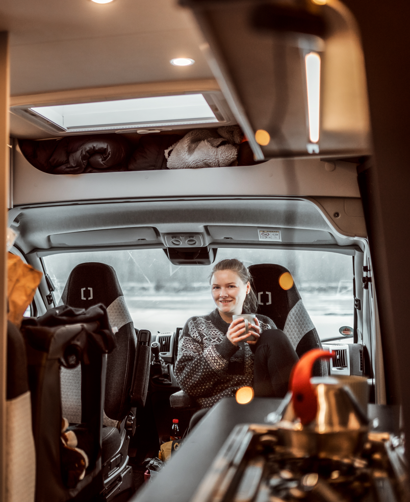 Carly Eck genießt Kaffe im geräumigen CROSSCAMP 640 Camper Van
