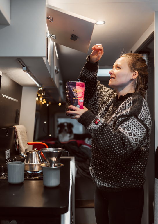 Carly Eck kocht Kaffee in der geräumigen Küche des CROSSCAMP 640 