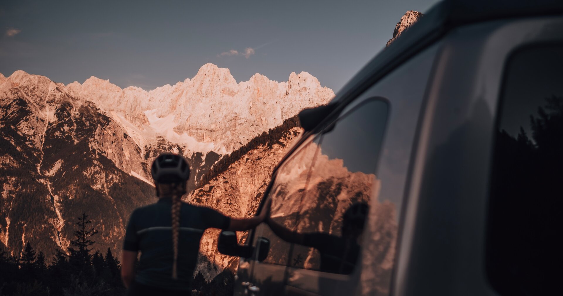 Alina Jäger mit Gravel Bike in Slowenien neben Camper Van der Marke CROSSCAMP