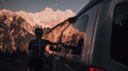 Alina Jäger mit Gravel Bike in Slowenien neben Camper Van der Marke CROSSCAMP