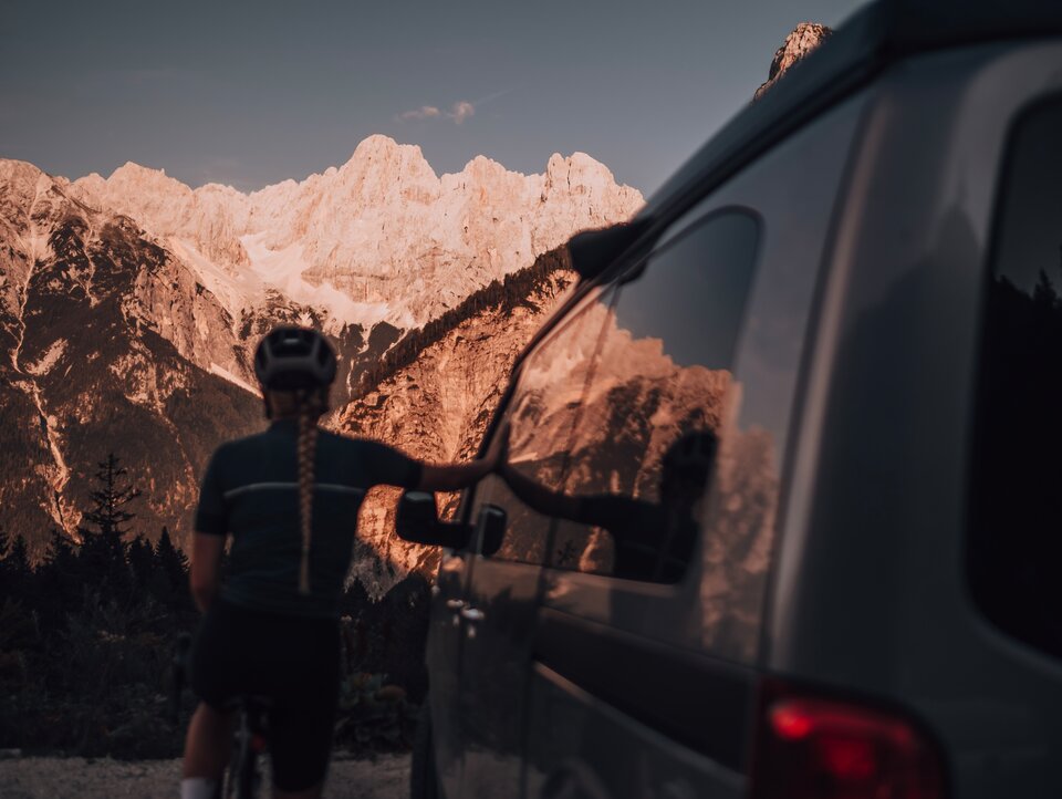 Alina Jäger mit Gravel Bike in Slowenien neben Camper Van der Marke CROSSCAMP