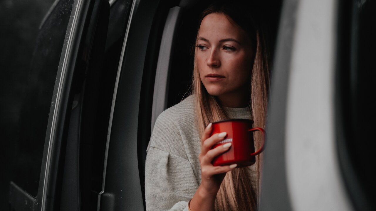Alina Jäger entspannt sich bei Tasse Tee im Camper Van