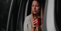 Alina Jäger entspannt sich bei Tasse Tee im Camper Van