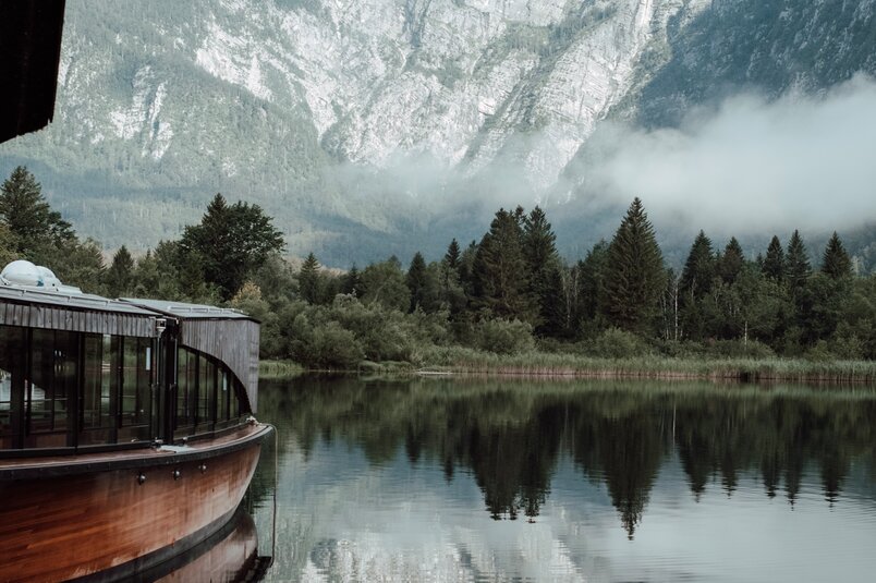 Blick auf mystischen See in Slowenien vor Bergpanorama