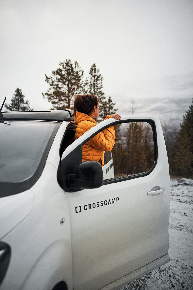 Paar unterwegs mit dem CROSSCAMP im Winter in Norwegen