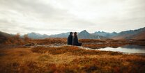 Paar blickt in die Natur beim Wintercamping in Norwegen