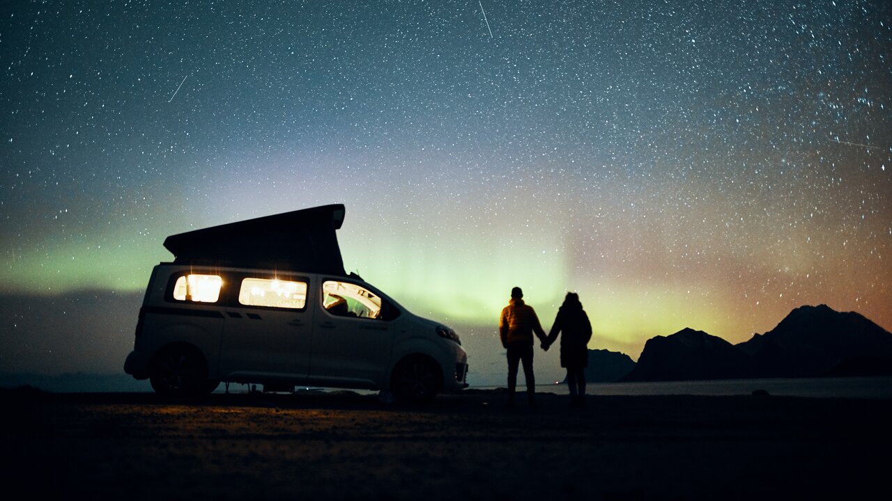 Polarlichter am nächtlichen Himmel beim Camping in Norwegen mit dem CROSSCAMP