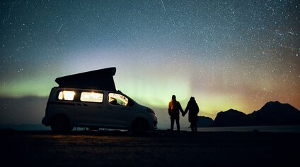 Polarlichter am nächtlichen Himmel beim Camping in Norwegen mit dem CROSSCAMP