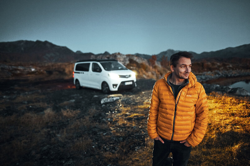 Basti Hansen unterwegs mit dem CROSSCAMP durch das winterliche Norwegen auf der Suche nach Polarlichtern