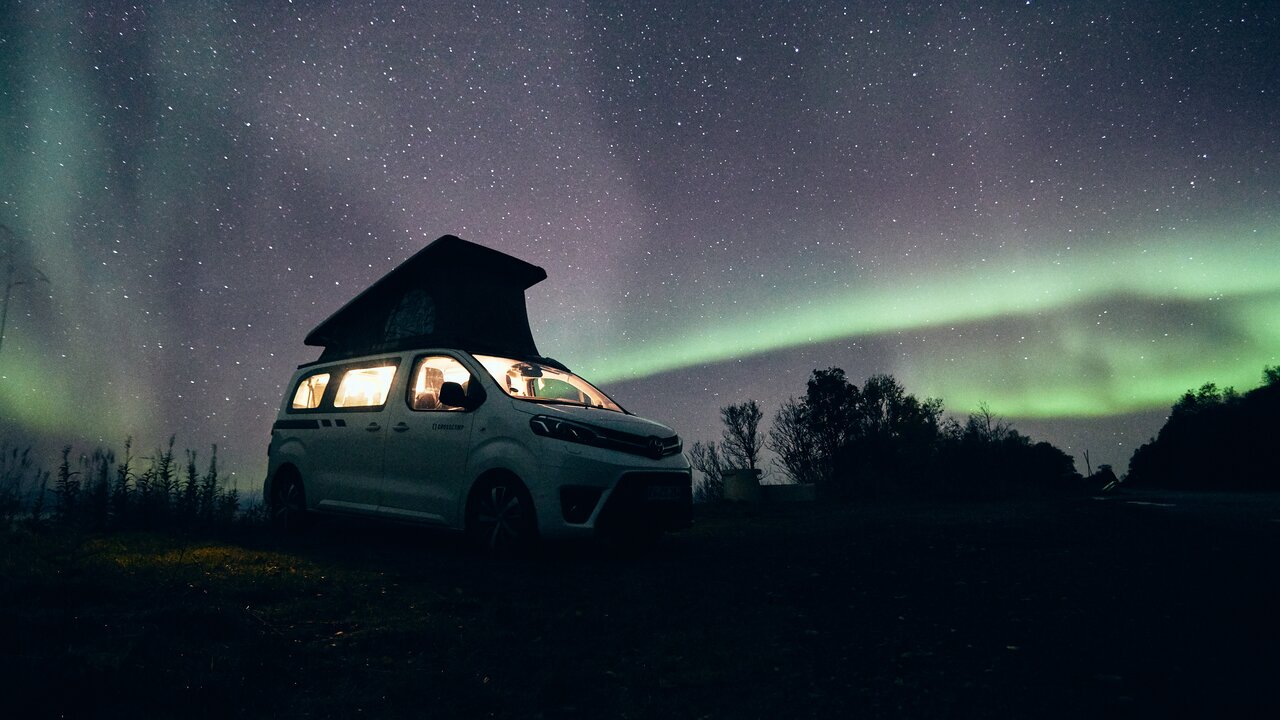 CROSSCAMP Van vor nächtlichem Himmel in Norwegen mit Polarlichtern