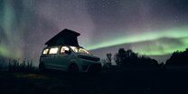 CROSSCAMP Van vor nächtlichem Himmel in Norwegen mit Polarlichtern